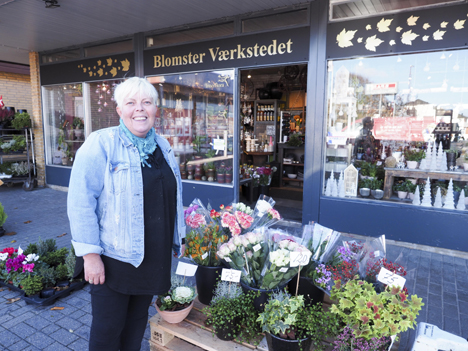 Lene Dahl foran sin fine butik, som har fået et 'face lift'. Foto: John Hyldahl